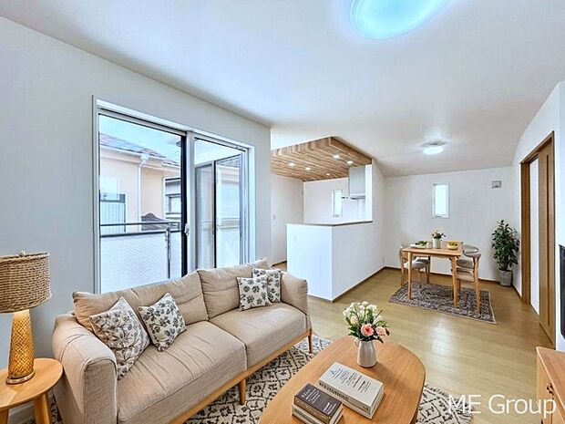 〜Living〜 飽きの来ないシンプルでおしゃれなLDK。大きな窓から日差しが差し込むので室内も明るく、家族の憩いの場としてピッタリです。開放感と日当たりの良さを是非ご覧ください! ※家具はCGです