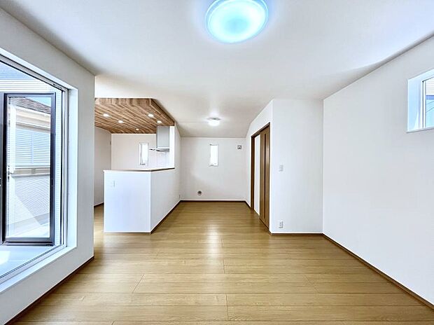 〜Living〜 日当たりのいい2階リビングはプライベート性も高く、落ち着いて暮らせます。ゆとりある暮らしと心地よい住環境が紡ぐ贅沢な時間をご家族みんなでお過ごし下さい。