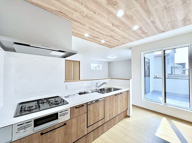 〜Kitchen〜 広くて使いやすいキッチンなら家族でいっしょに料理をつくったり、後片付けも手間なくできちゃいます♪収納もたっぷりあるので、いつもすっきりと清潔な印象を保てます。