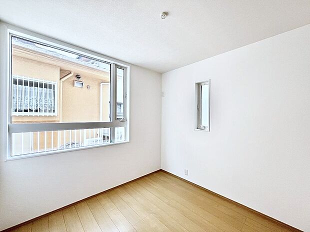 〜Bed Room〜 木の温もりがやさしいフローリングは安らぎをもたらすプライベート空間。明るめのフローリングですので、壁紙ともマッチし、お部屋を更に広く見せてくれる効果も。