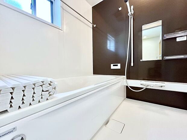 〜Bath Room〜 落ち着いた雰囲気の浴室で明日に向けてリフレッシュ。浴室乾燥機能も付いているので隣の洗濯機置き場で洗い上がった洗濯物を、雨の日も天気を気にせず乾燥させることも可能です。