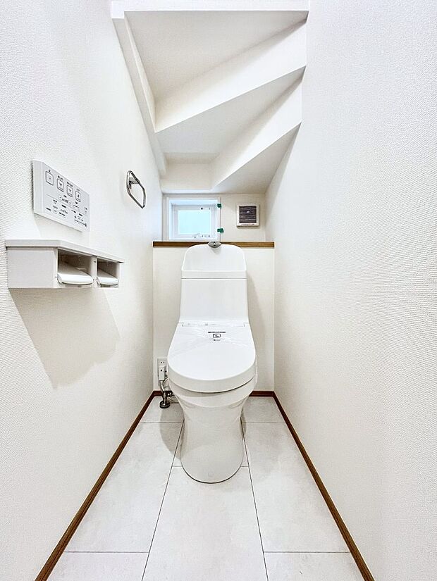 〜Toilet〜 綺麗・スッキリ・快適なウォシュレット付トイレでくつろげる空間です。1、2階共にトイレスペース!採光もあり明るく、快適空間となっております♪毎日使う場所だからこその配慮です!