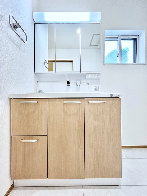 〜Dressing Room〜 暗くなりがちな洗面所も窓があると採光と換気が可能なので気持ちよくお使い頂けます。三面鏡タイプの洗面台は鏡裏収納で散らかりがちな洗面所もスッキリ♪