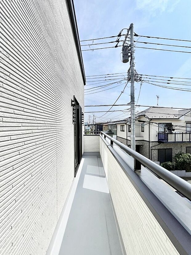 〜Balcony〜 バルコニーは温かい陽がさしこみ、お布団や洗濯物を気持ちよく干すことができます。 使いやすく開放的なバルコニーです♪陽ざしがたっぷり降り注ぐ、バルコニー付き住まい。