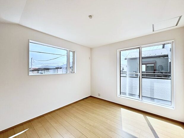 〜Bed Room〜 「今日も一日お疲れ様」とご夫婦でゆったりくつろげる寝室。 毎日の家事やお仕事に疲れた日はフカフカのベットで癒されてください。テレビや本棚をおいても快適な広さが自慢♪