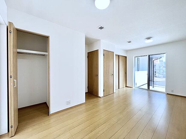 〜Bed Room〜 お子様の成長に合わせて住まいのレイアウトも変わります。思春期のプライバシーを重視したり、成長に合わせて机やベットを配置したり。将来を見越しての住まい選びも大切です。