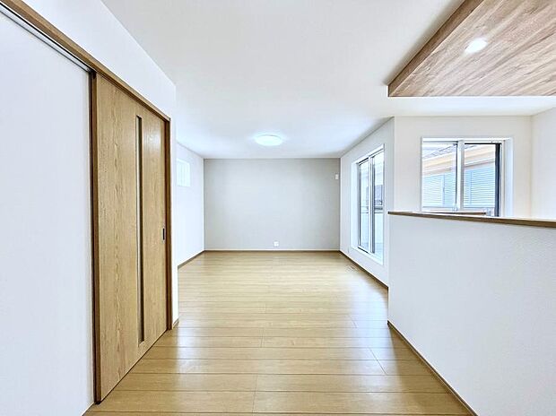 〜Living〜 家族の一体感を感じられる広々としたスペース。家族と過ごす時間を大切にする方にピッタリのゆとりの住空間です。お子様が走り回っても安心して見守れます。家族の笑い声が今にも目に浮かびます。