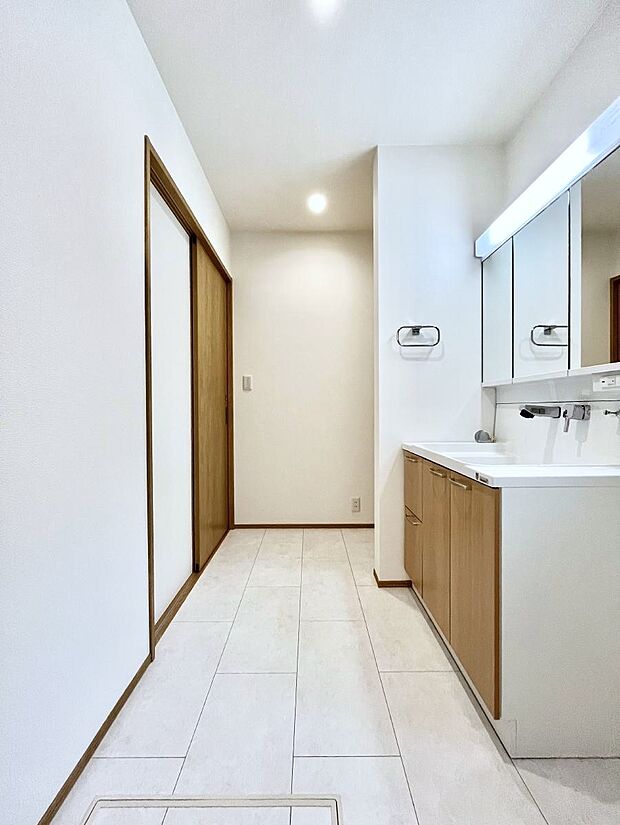 〜Dressing Room〜 十分な大きさの洗面台は収納もさる事ながら、身だしなみチェックや歯磨きなど、朝の慌ただしい時間でもホテルライクなスペースで余裕とゆとりを感じて頂けます。