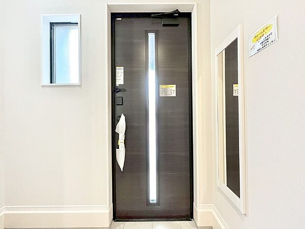 ◆1号棟◆〜Entrance〜　ミラー付なので、お出かけ前の身だしなみチェックに◎♪玄関はお客様をお出迎えする一番最初の場所、帰ってくる時に入る最初の場所。そんな場所だからこそ、より良い空間に…♪