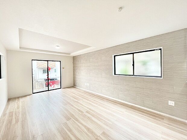 ◆1号棟◆〜Living〜 飽きの来ないシンプルでおしゃれなLDK。大きな窓から日差しが差し込むので室内も明るく、家族の憩いの場としてピッタリです。開放感と日当たりの良さを是非ご覧ください!