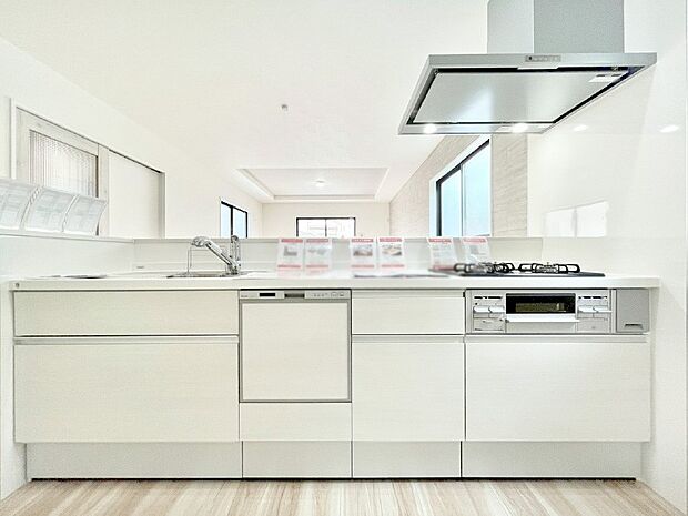 ◆1号棟◆〜Kitchen〜　会話が弾むリビング、料理が愉しくなるキッチン。家は、ただ生活する場ではなく、暮らしを愉しく、快適にする場所。笑顔の毎日、安らぎの日々のために、最新の設備・仕様を採用。