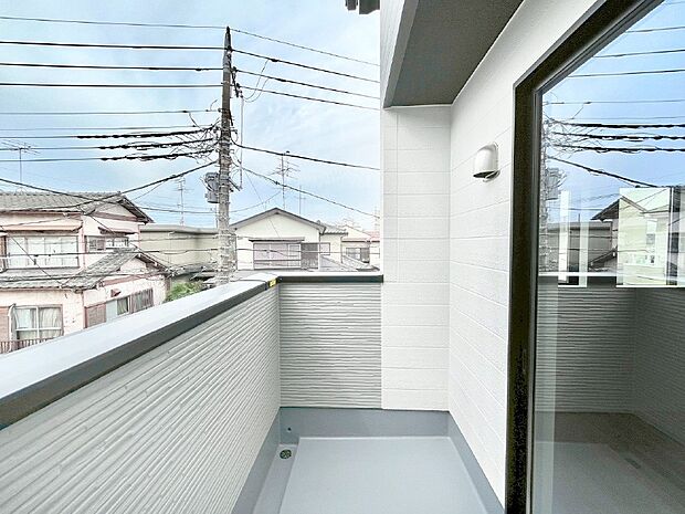◆1号棟◆〜Balcony〜　南向きのバルコニーの前には雲以外に太陽を遮るものがありません。お洗濯物も乾きやすく、何より明るく気持ちのいい光が入ってきます。家族全員分の洗濯物も一気に干せます。