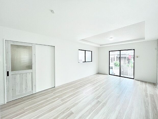 ◆1号棟◆〜Living〜　豊かな陽光がこの場所を照らしだす。光溢れるこの空間はみんなの笑顔が集う場所、時を忘れ、つきることのないたわいもない会話を楽しむ時間、たくさんの思いが綴られる場所。