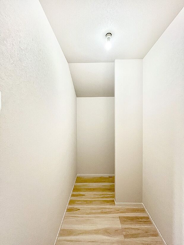 ◆1号棟◆〜Walk-in Closet〜 たくさんの洋服をかけてもシワになりにくいウォークインクローゼット。洋服以外にも、普段使わない家電やスーツケース、ストック品など何でも片付く嬉しい空間です。