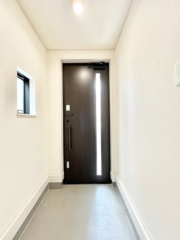 ガラススリットの入った玄関ドアが室内に光を届けてくれます