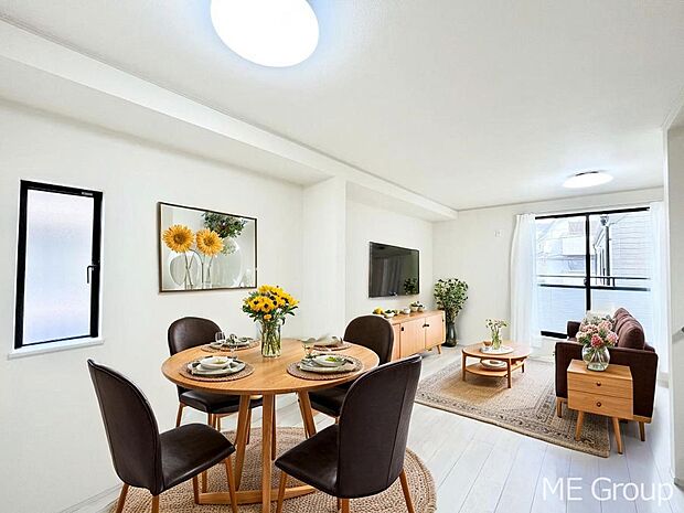 ご家族の賑やかな話し声で包まれる明るいリビング ※家具はCGです