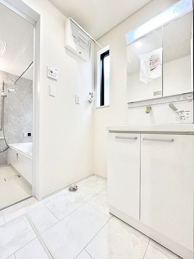 小窓がついているので湿気の多い場所でも換気が十分行えます。毎日の身支度を気持ち良く！