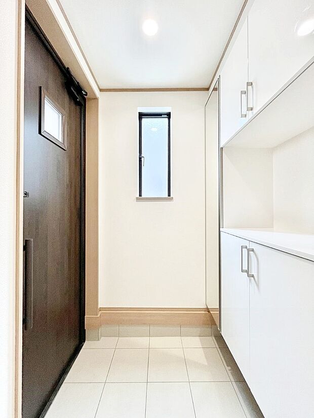 ◆B号棟◆〜Entrance〜　家の中でお客様を迎える最初の場所である玄関は、家の印象そのものです！豊富な玄関収納で、常に綺麗に保つことが出来ます♪玄関にはたっぷり収納の下駄箱を完備！