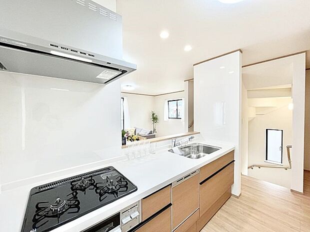 ◆B号棟◆〜Kitchen〜　「さぁ今日は何を作ろう」こんなキッチンなら思いっきり料理ができちゃいます。キッチンからはリビングが一望できます。家族がつながるお家がここにございます。