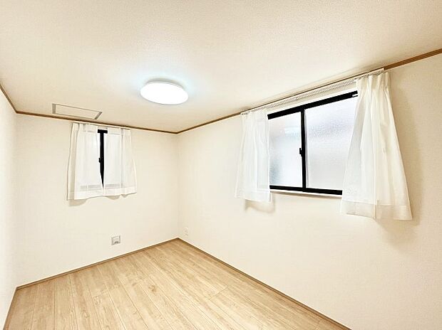 ◆B号棟◆〜Bed Room〜 2面採光を確保した明るい室内は、風通しも良く、大変居心地の良い空間となっております。爽やかな風を感じて起きる朝は、快適生活の始まりに!日当たりや通風がとても良い住まい♪
