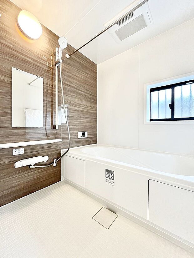 ◆B号棟◆〜Bath Room〜　窓付きのバスルームは、採光もあり明るく気持ちの良い空間です。窓があることで、換気環境も良好。ゆったり寛げるバスルームで、毎日のバスタイムが楽しみになりそうです。