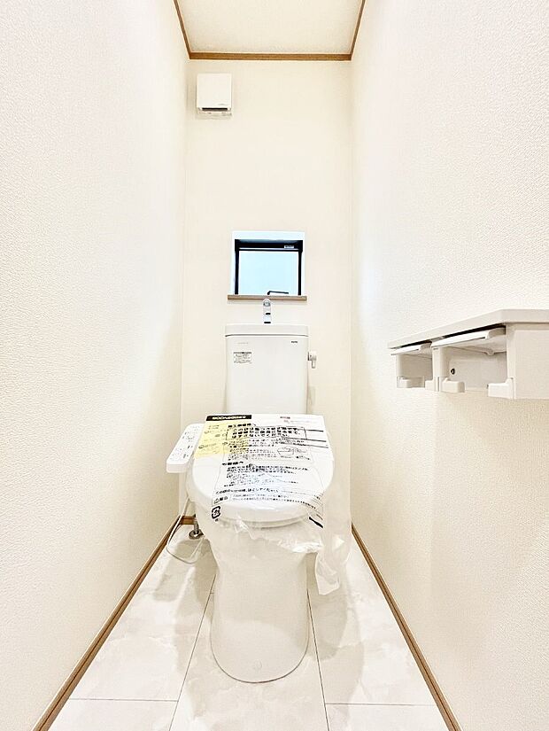 ◆B号棟◆〜Toilet〜 清潔感のある水回り♪トイレはウォシュレット付きです◎トイレは毎日使わざるを得ないもの。いつも清潔を保ちたいですね。トイレが2ヶ所あるので朝の混雑時に便利です!