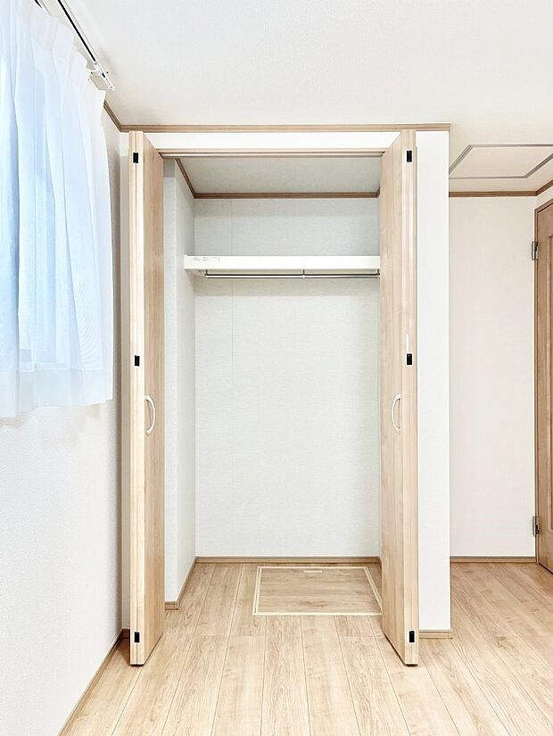 ◆B号棟◆〜Closet〜　壁面クローゼットがあればタンスを置く必要がなく、出っ張りのないスッキリ空間を維持できます。限られたスペースを有効に活用できそう。衣類や趣味の品などたっぷり収納出来ますね♪