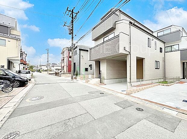 〜Exterior〜 前面道路:北東 5.98m 公道、南西 4.11m 公道 住宅地になっているので車量も少なく、静かな立地です。子育て環境も良好です♪♪周辺環境もあわせてご案内させて頂きます。