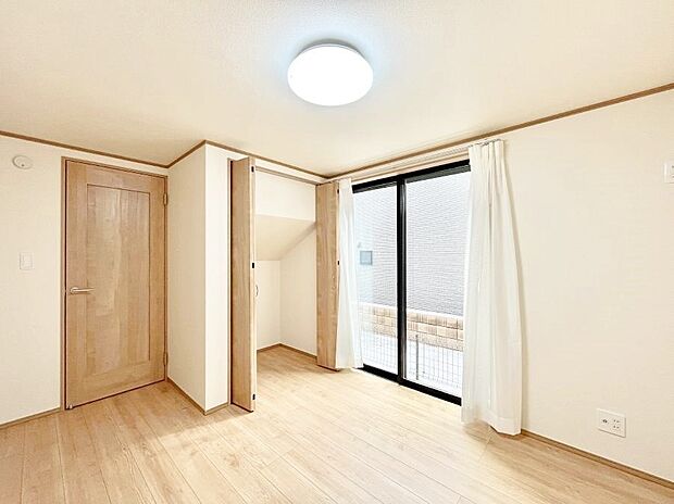 ◆B号棟◆〜Bed Room〜 全居室には収納クローゼットを完備!普段使いのお洋服や小物はもちろん、季節物のお洋服などもしっかりと整理整頓おしまい頂けます。 居室空間を広く使用できますね。