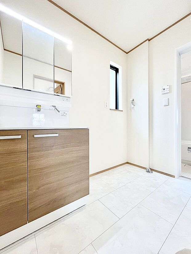 ◆B号棟◆〜Dressing Room〜　暗くなりがちな洗面所も窓があると採光と換気が可能なので気持ちよくお使い頂けます。三面鏡タイプの洗面台は鏡裏収納で散らかりがちな洗面所もスッキリ♪