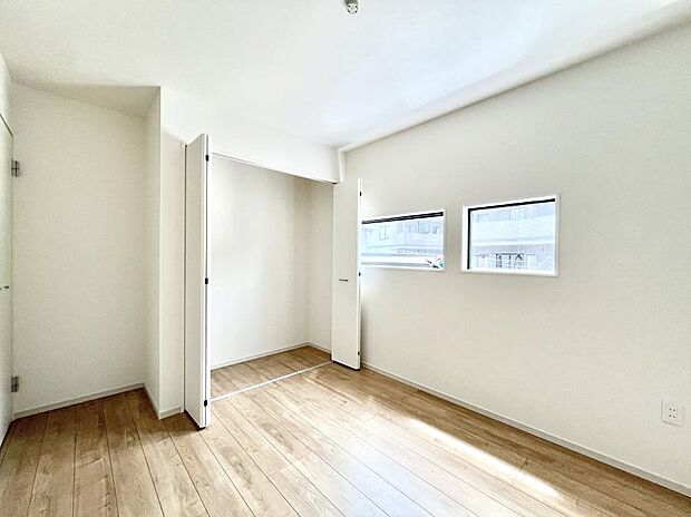 〜Bed Room〜  居室には収納クローゼットを完備！普段使いのお洋服や小物はもちろん、季節物のお洋服などもしっかりと整理整頓おしまい頂けます。  居室空間を広く使用できますね。