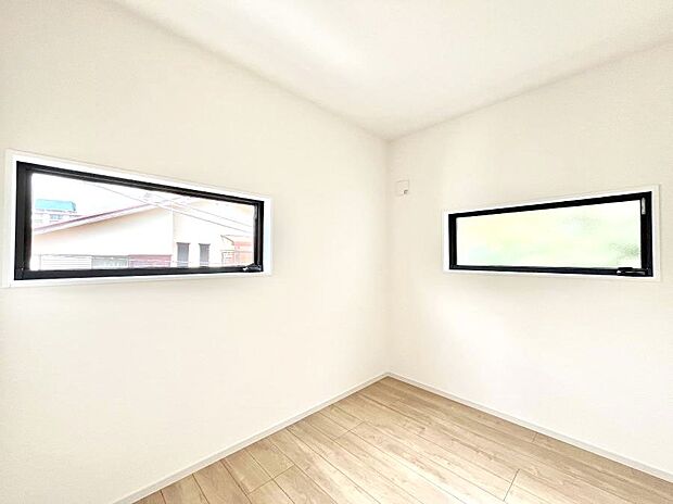 〜Bed Room〜　2面採光を確保した明るい室内は、風通しも良く、大変居心地の良い空間となっております。爽やかな風を感じて起きる朝は、快適生活の始まりに！日当たりや通風がとても良い住まい♪