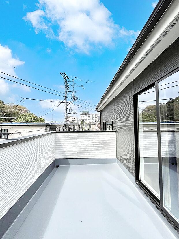 〜Balcony〜　大きな空に囲まれた気持ちのいい家。バルコニーを覗くだけで圧倒的な開放感に包まれます。バルコニーは陽がさしこみお布団や洗濯物を気持ちよく干すことができます。