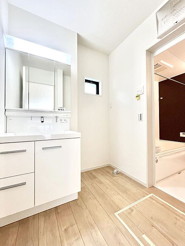 ~Dressing Room~ 清潔感溢れる色合いで統一されていると、スッキリと整った印象をうけます。 鏡の裏にはたっぷりと収納スペースを標準装備! 水廻りは、シンプルかつ機能性を重視して。