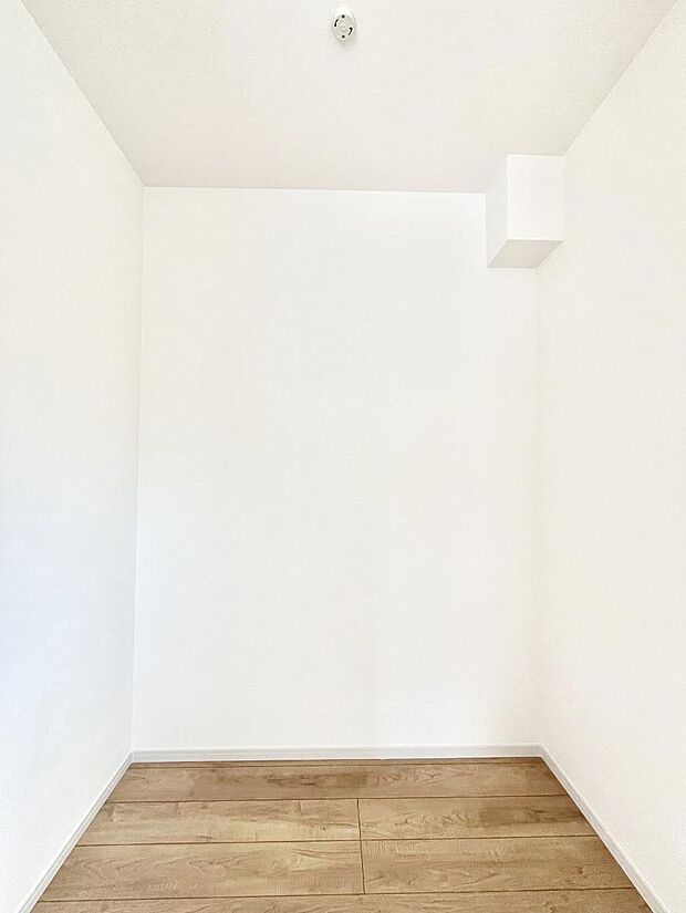 〜Walk-in Closet〜　必要なものやコーディネートを一覧して確認でき、身支度や準備が短時間で済むウォークインクローゼットを設置しました。家の中をすっきりとさせる便利な収納スペースです。