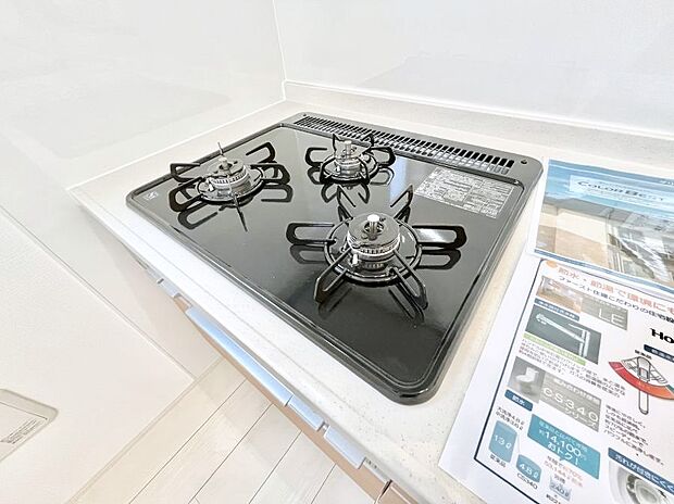 ガスコンロはSiセンサー搭載。火力調節や焦げ付き・消し忘れも防いでくれます。