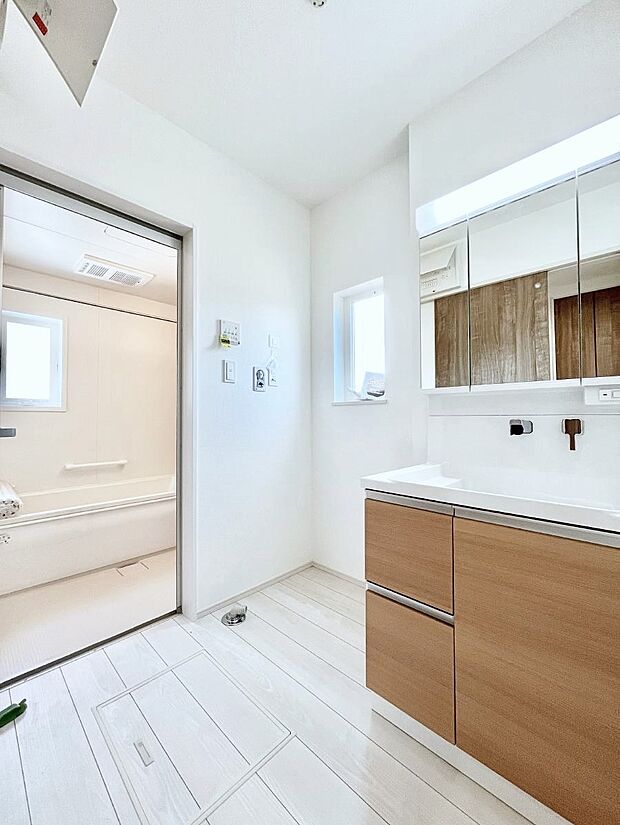 小窓がついているので湿気の多い場所でも換気が十分行えます。毎日の身支度を気持ち良く!