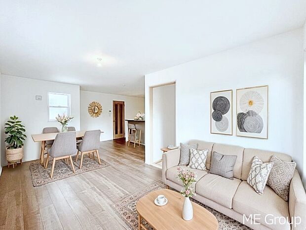 ご家族の賑やかな話し声で包まれる明るいリビング ※家具はCGです