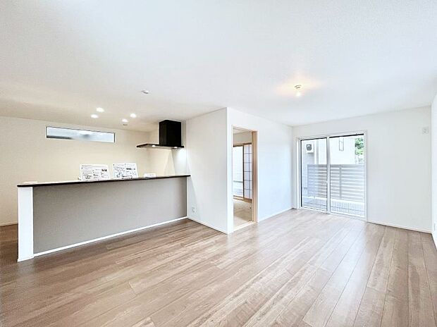 ◆4号棟◆~Living~ 飽きの来ないシンプルでおしゃれなLDK。大きな窓から日差しが差し込むので室内も明るく、家族の憩いの場としてピッタリです。開放感と日当たりの良さを是非ご覧ください!