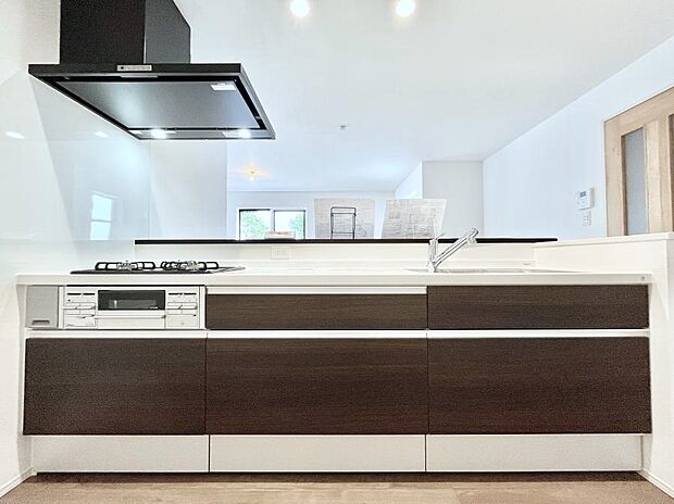 ◆4号棟◆~Kitchen~ 会話が弾むリビング、料理が愉しくなるキッチン。家は、ただ生活する場ではなく、暮らしを愉しく、快適にする場所。笑顔の毎日、安らぎの日々のために、最新の設備・仕様を採用。