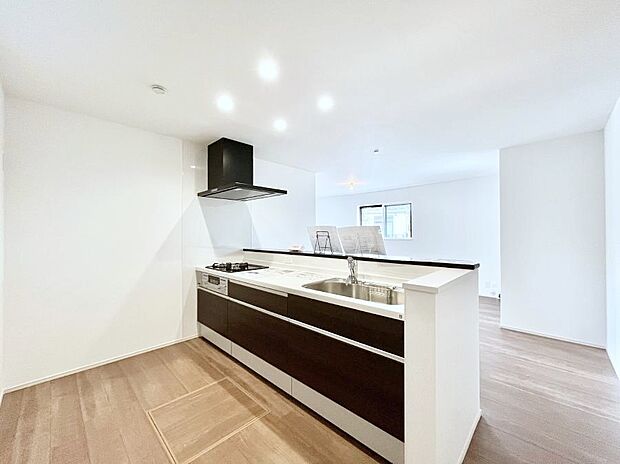 ◆4号棟◆~Kitchen~ リビングが見渡せるカウンターキッチン。料理をしながら家族とコミュニケーションをとれるだけでなく、大きな開放感も得ることができます。お子様の成長も感じることができますね!