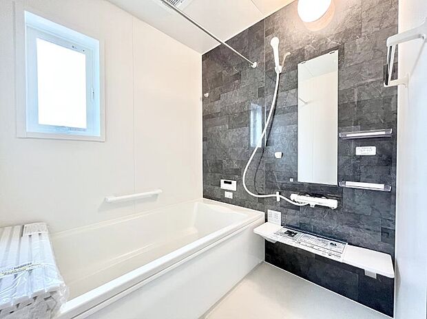 ◆4号棟◆~Bath Room~ 落ち着いた雰囲気の浴室で明日に向けてリフレッシュ。浴室乾燥機能も付いているので隣の洗濯機置き場で洗い上がった洗濯物を、雨の日も天気を気にせず乾燥させることも可能です。
