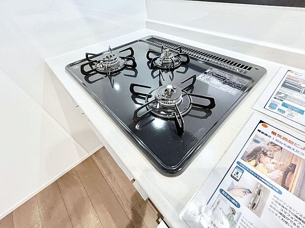 ガスコンロはＳｉセンサー搭載。火力調節や焦げ付き・消し忘れも防いでくれます。