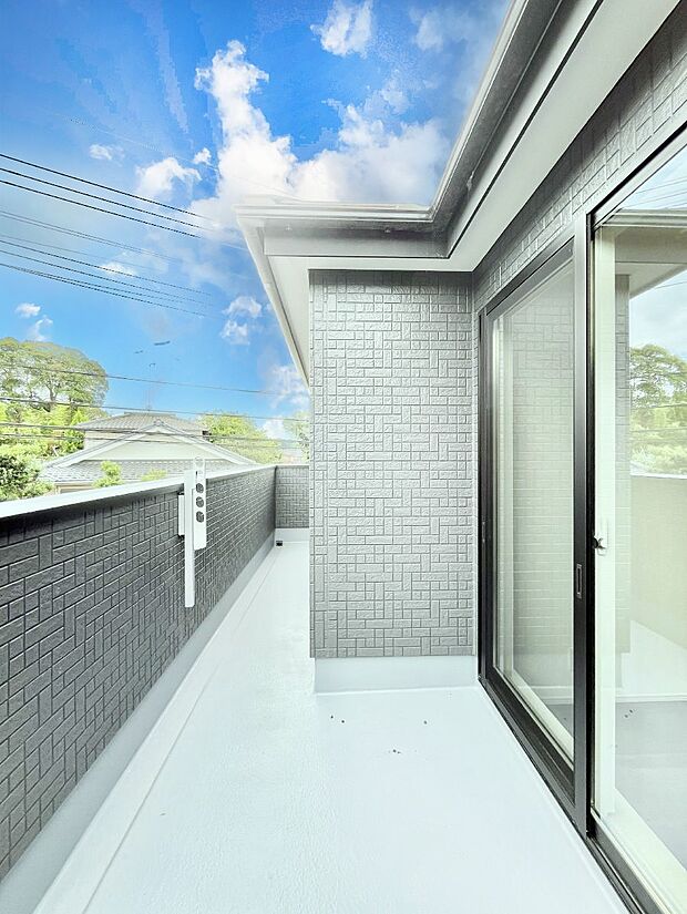 ゆったりバルコニーだから沢山お洗濯ものを干せます。