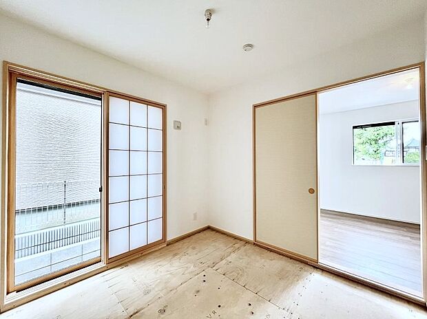 ◆4号棟◆~Japanese Room~ LDK隣接の和室は、アイロンがけなど奥様の家事スペースとして、また小さなお子様のいるご家庭ではお昼寝やおむつ替えの場としてご活用いただけます。