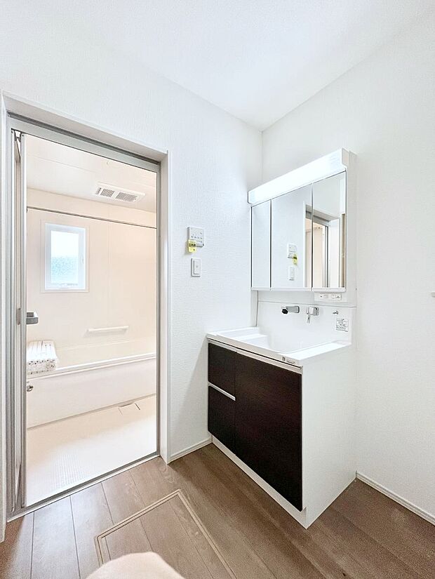 清潔感ある洗面化粧室で朝の身支度も快適