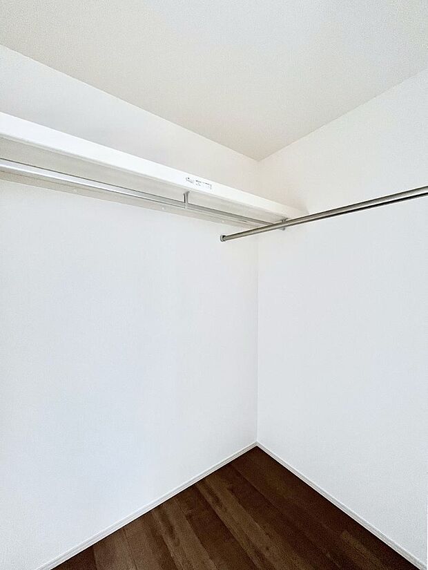 ◆4号棟◆~Walk-in Closet~ 必要なものやコーディネートを一覧して確認でき、身支度や準備が短時間で済むウォークインクローゼットを設置しました。家の中をすっきりとさせる便利な収納スペース。