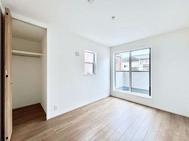 窓からのやさしい光が心地よいプライベートルーム