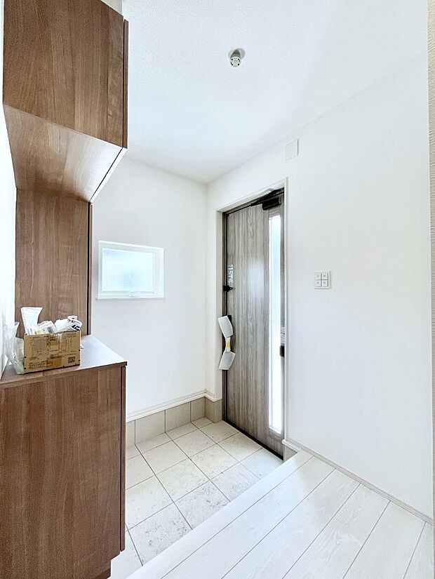 ◆1号棟◆〜Entrance〜 家の中でお客様を迎える最初の場所である玄関は、家の印象そのものです!豊富な玄関収納で、常に綺麗に保つことが出来ます♪玄関にはたっぷり収納の下駄箱を完備!