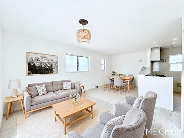 ◆1号棟◆〜Living〜　家族の食事や団らんのほか、子どもを遊ばせたり、友人を招いたりするLDKは住まいの中心。長時間過ごす場所だから、その空間は住まい全体の居心地を左右します。※家具はCGです